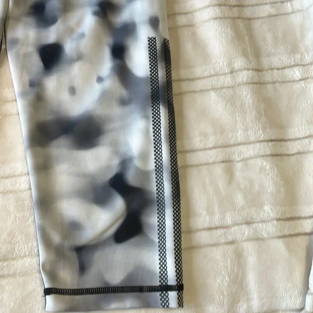 💰Adidas climalite tie dye capris leggings size medium black, gray white - Picture 3 of 7
